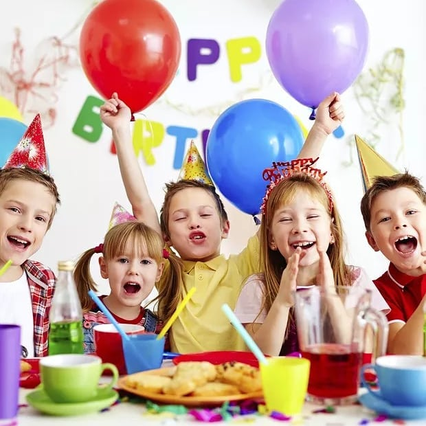 Magazine25's tweet photo. Compre os itens decorativos e adereços para sua festa no maior site brasileiro do ramo! São dezenas de temas para você comemorar com muito estilo e personalidade, escolha o seu 🎉 https://t.co/rIFHURw5aw