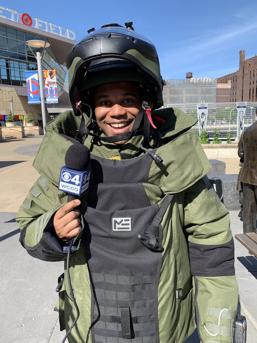 SeawrightSays's tweet photo. The @MinneapolisPD Bomb Squad meets the @Twins Bomba Squad! @MLB #allstar voting closes tomorrow! I’ll be live on @WCCO ... in a borrowed suit. https://t.co/8CKxuhcMUy