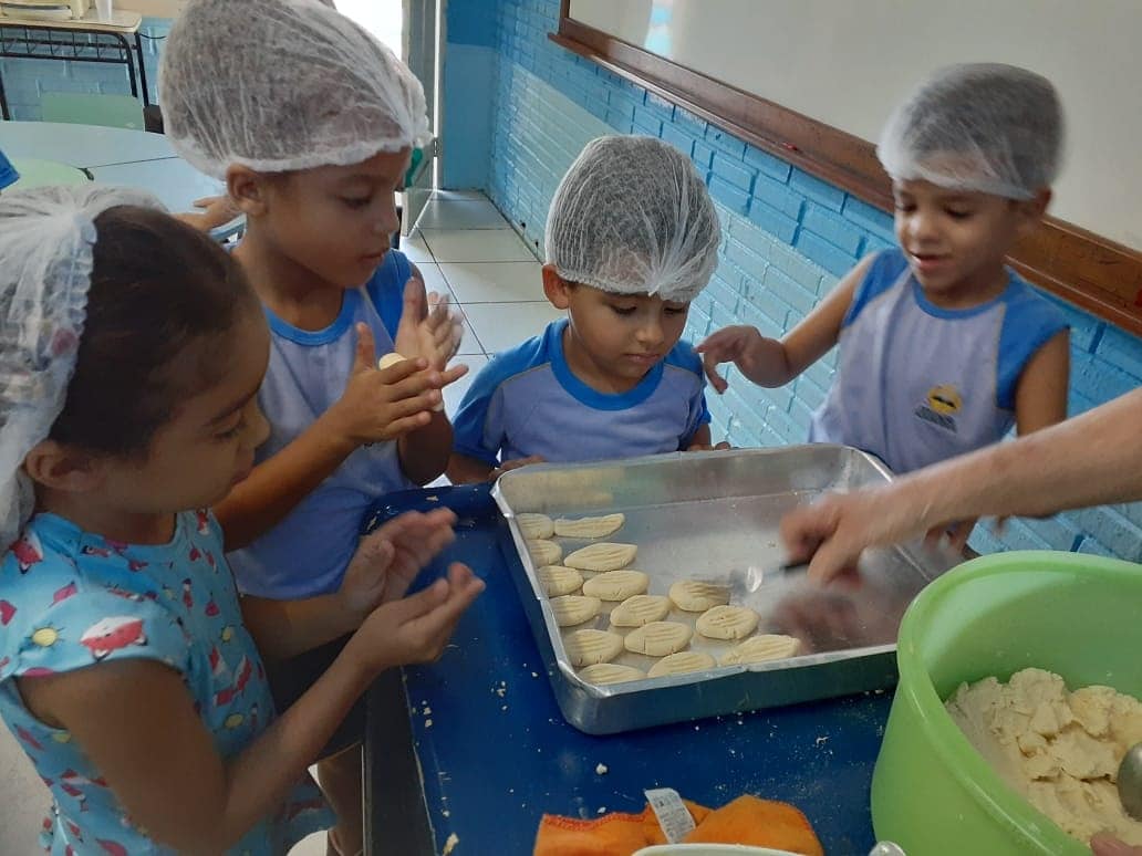 EarEscola's tweet photo. A turma do Pré 5 aprendendo a fazer biscoito de nata para fazerem nas férias com os pais. #vempraEAR #cativar #muitoalémdoensino https://t.co/6fMUmaLFKi