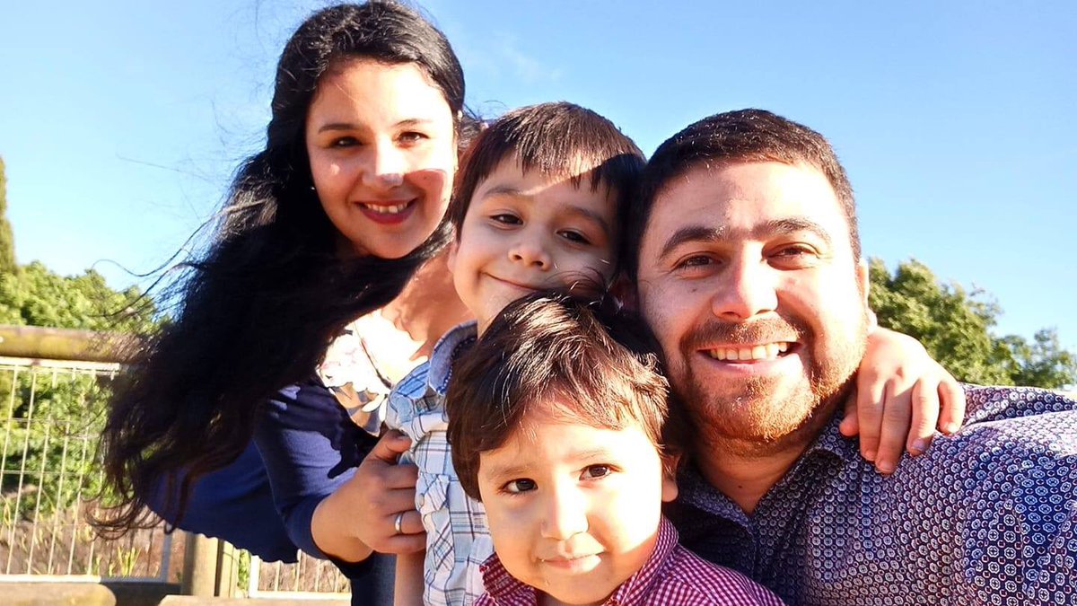 Feliz junto a la Familia