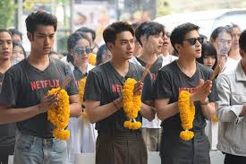 BlMais's tweet photo. A #netflix confirmou seu primeiro drama original da #Thailand produzido pelo grupo #GMM. #TheStranded será dirigido por @sakdaphisit, conhecido por seus filmes de terror como #ThePromise.
E contará com atores de #LBC.
Segue a #Thread e confira + https://t.co/ASyEMedFPx