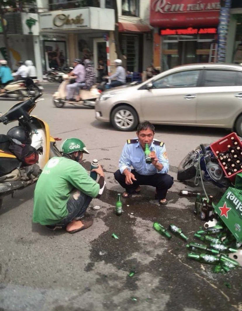 バイクがぶつかり商品が台無しwwwどうせ後で怒られるし、その前に一息www