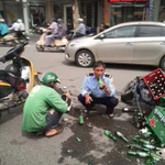 バイクがぶつかり商品が台無し!どうせ後で怒られるし、その前に一息!