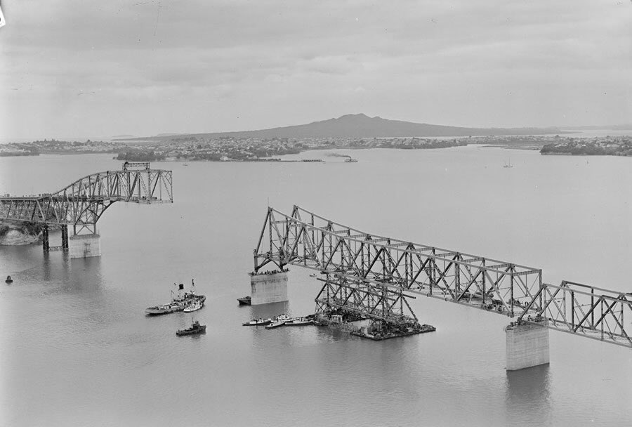 MFATinAuckland's tweet photo. AUCKLAND ICON: Spanning over 1000m, the Auckland Habour Bridge disappeared into the fog this morning☀️ 🌫  1959: 11k cars crossed the bridge daily. 2019: it’s up to 200k. Happy belated 60th bday to this icon of #Auckland 🎊 What will you carry across the Waitematā in the next 60? https://t.co/rYhSIIKOgJ
