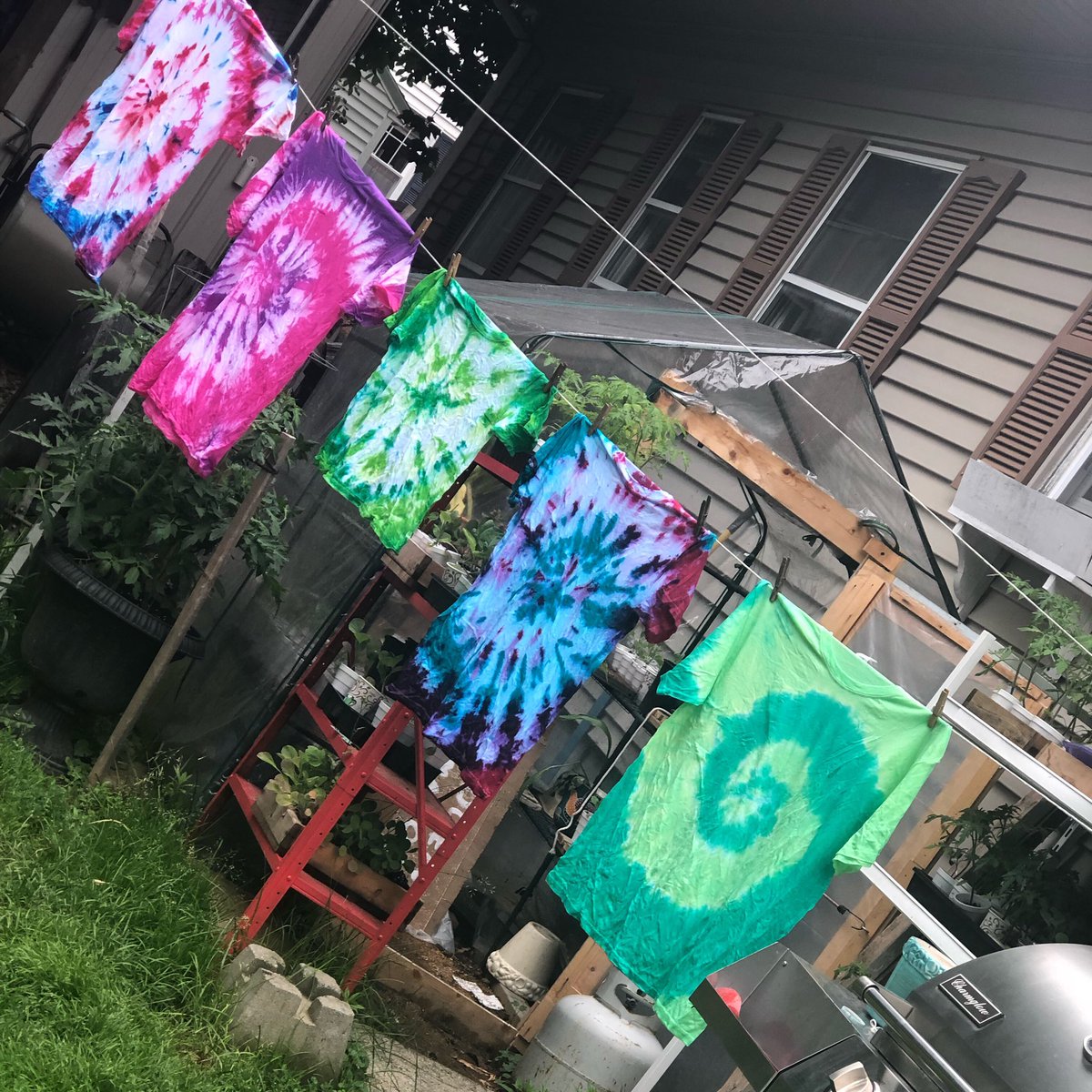 Did some tie dyeing today with the kiddo! 💕✨
