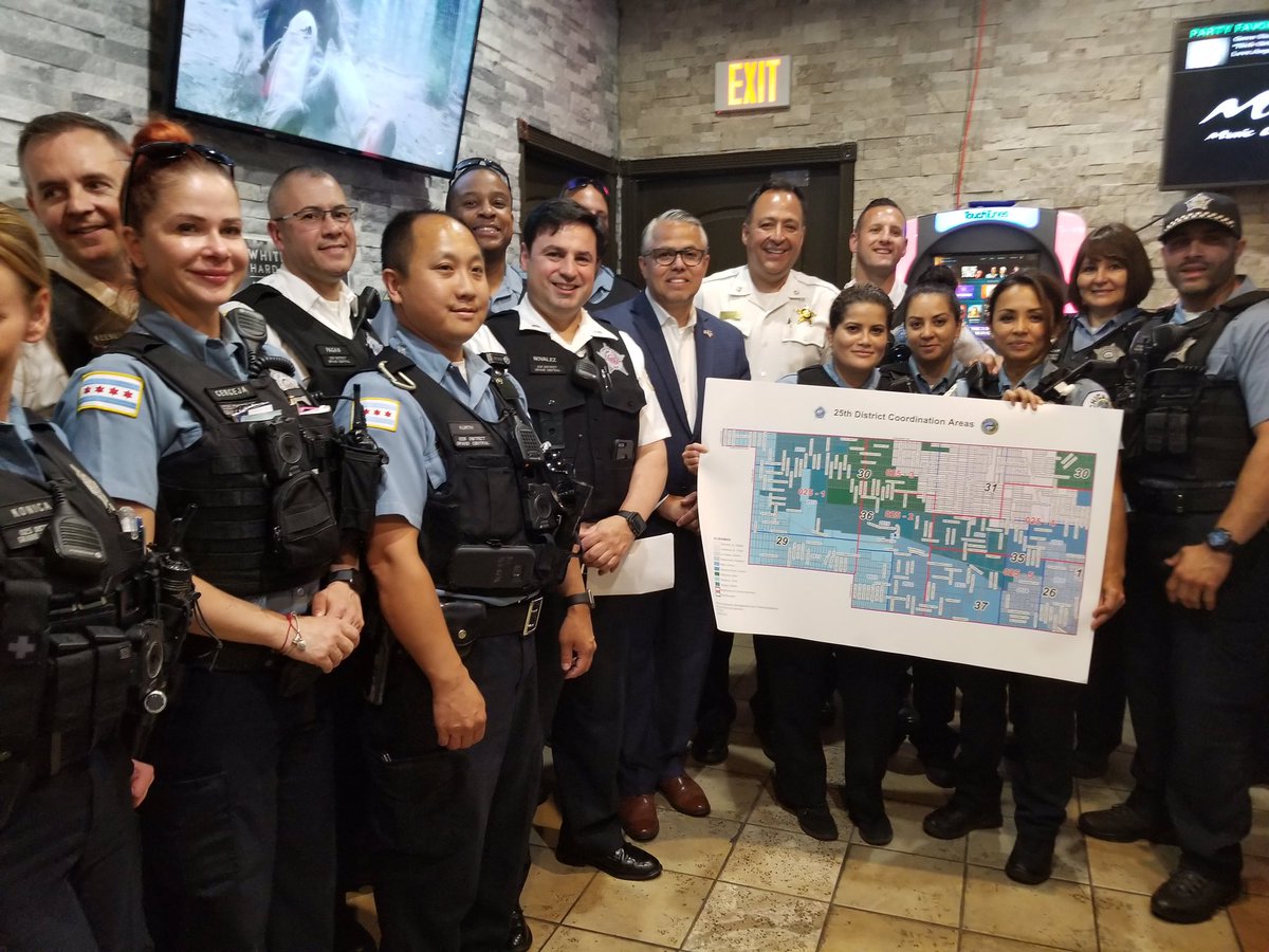 CPD25thDistrict's tweet photo. Pizza with a commander was a success. Thank you all for showing up and a big Thank you to Mama Luna’s pizza! https://t.co/xyx8goxhGF