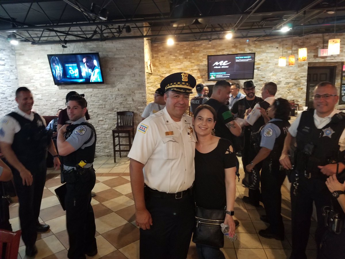 CPD25thDistrict's tweet photo. Pizza with a commander was a success. Thank you all for showing up and a big Thank you to Mama Luna’s pizza! https://t.co/xyx8goxhGF