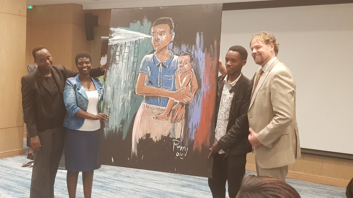 A well deserved gift from @NCCRwanda and @Imbuto Foundation to @UNFPARwanda for their contribution in the efforts to ensure #teenmothers live healthy and happy lives. 

@MarkB_Schreiner received the gift created by Remy,  a talented artist from @ubuhanziRw. @RwandaHealth