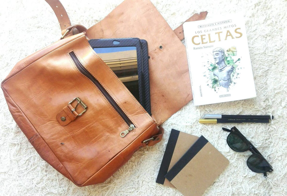 I want to share the last thing he has added to my #etsy store: Leather shoulder bag. Perfect for returning to class or work. etsy.me/2XzixZM #bolsosymonederos #beige  #summer #handmade #bag #original #leather #presents #school #work #office #streetlook