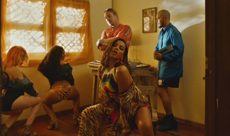 JovemPanEntrete's tweet photo. #MakeItHotVIDEO: Novo feat de Major Lazer e Anitta ganha clipe festivo cheio de mojitos.

Assista: https://t.co/sZ6pxnaCJ2 https://t.co/7jRGGccFax