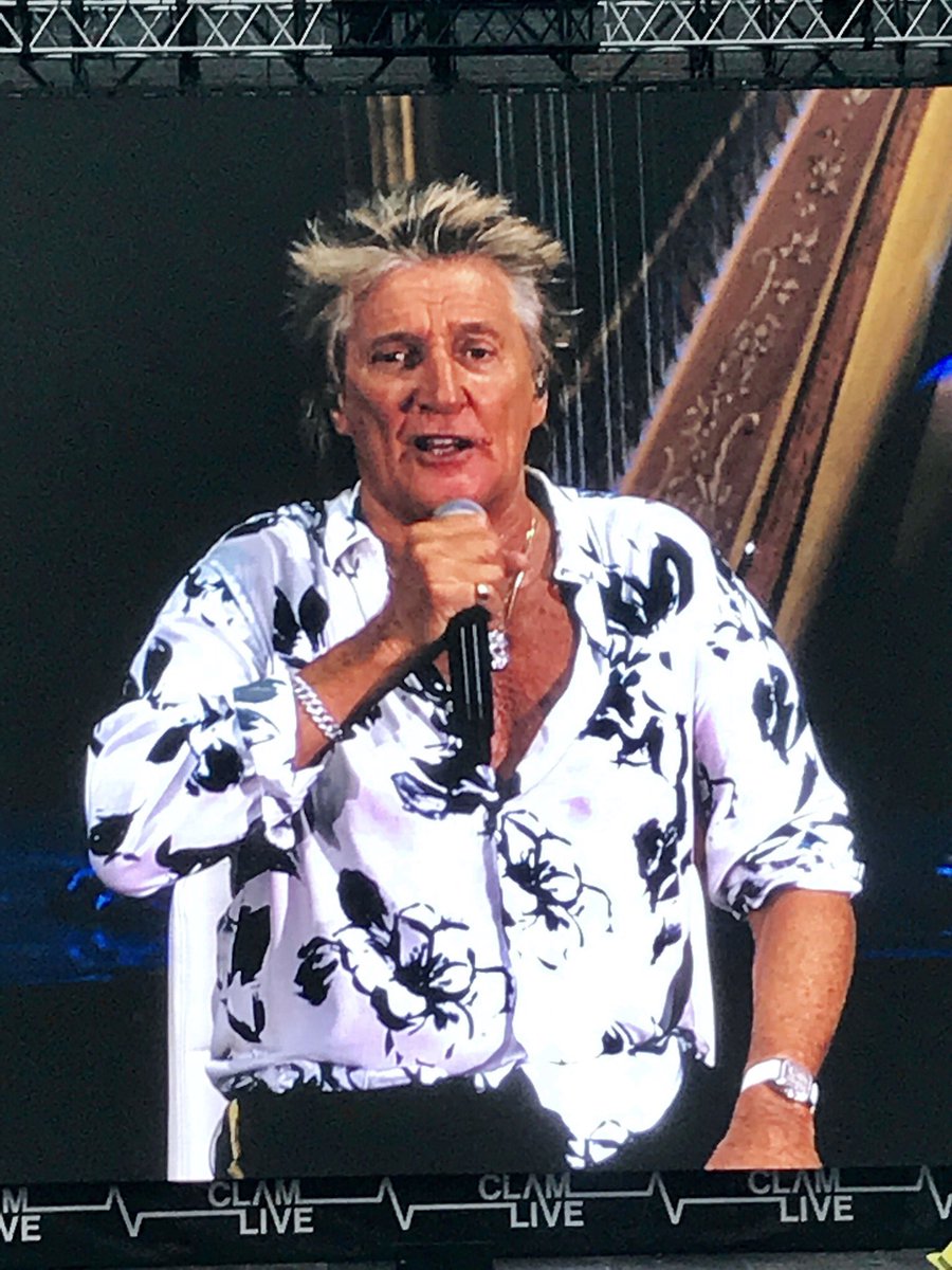 garydtalks's tweet photo. Another true music legend... great concert in great location @rodstewart @RodStewartFC #rodstewart #concert #music #burgklam #clamlive #austria https://t.co/vca0yaDmfe