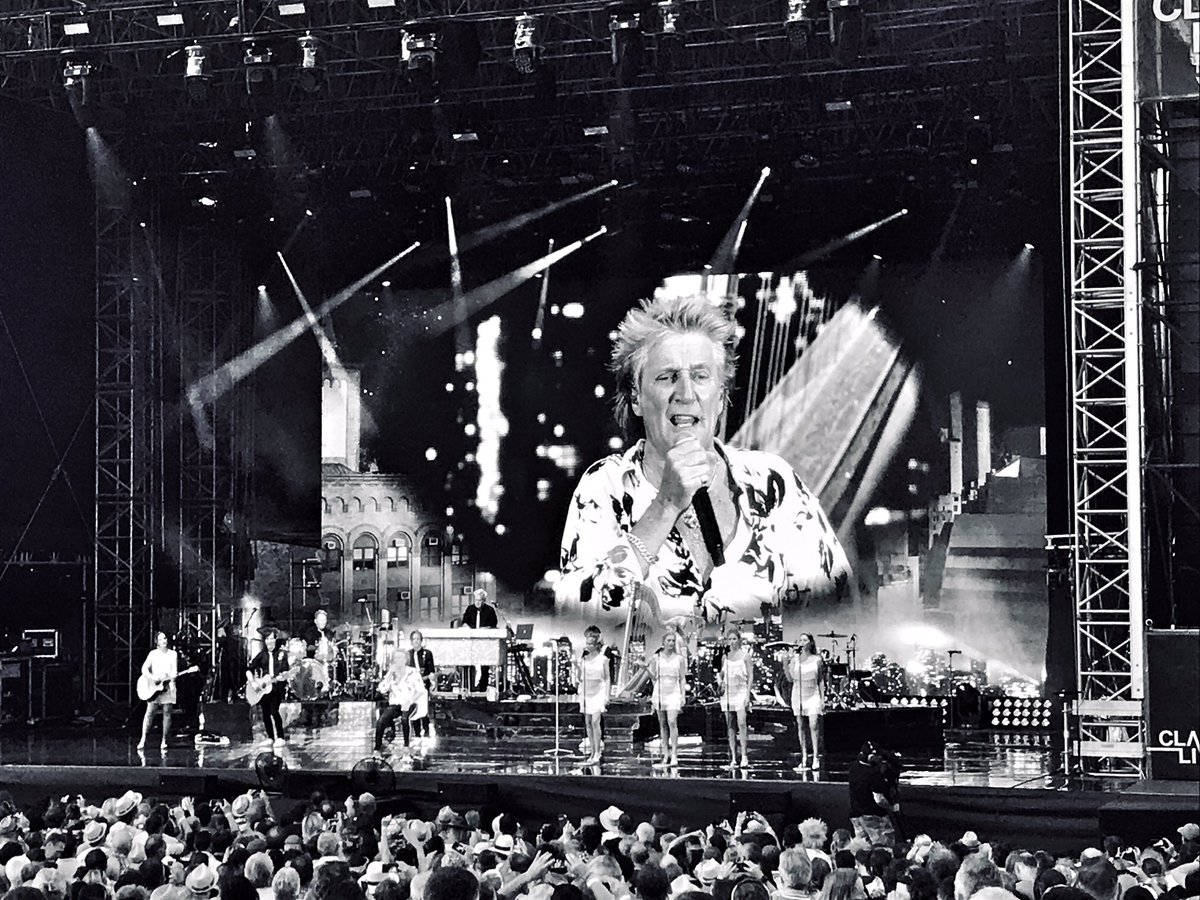 garydtalks's tweet photo. Another true music legend... great concert in great location @rodstewart @RodStewartFC #rodstewart #concert #music #burgklam #clamlive #austria https://t.co/vca0yaDmfe