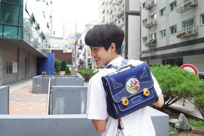 Cg_CandyBr's tweet photo. Olá, Olá CandY's!
Takuya recentemente postou em seu Instagram (taku_march), esta foto com uma mochila do colegial nas costas. Estaria ele relembrando sua infância? 
Seriam estas as lembranças em sua mente? Vejam o pequeno e Belo Takuya. 💕

StaffCandY  Ne-chan https://t.co/MnU4rJV1o6