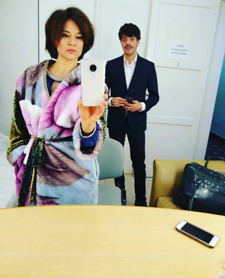 Virgi_MyQueen's tweet photo. Diosa Vir con su hijo Gabrielito, y luciendo Celu nuevo 😂 #Motorola
#Libertad
#ATAV 
#25añospolka https://t.co/fKgMkpUeBD