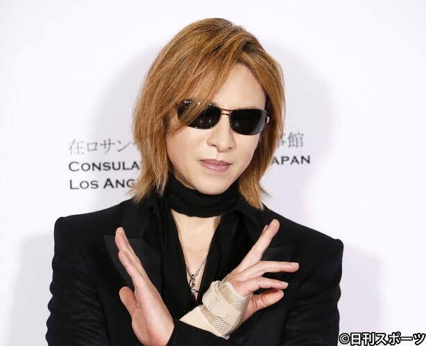 En Twitter 毎朝すれ違う ローランドみたいな髪型で虹色に髪の毛染めて Yoshikiみたいな顔した人 サングラス有 が今朝見たらちょっと髪切ってた よっ ローランド髪切った よっ Yoshiki髪切った どっちも不自然なので無言ですれ違いました T Co
