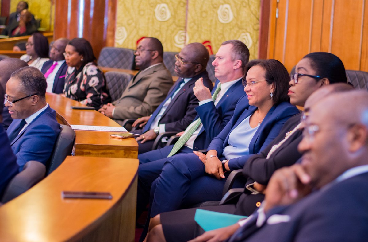 Ce 26 juin à l'#AssembleeNationale, j'ai pris part aux côtés de mes ministres à la séance de questions orales aux membres du gouvernement. Un exercice auquel cette équipe gouvernementale devra désormais se soumettre pour une meilleure compréhension de l'action gouvernementale.