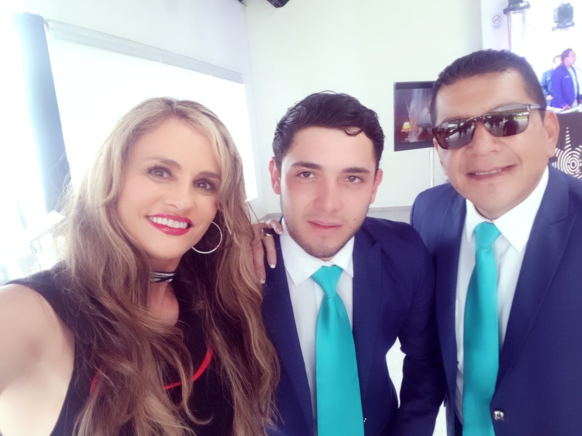 crissgeithner's tweet photo. @GatoVoladorFM Fue un gusto compartir contigo y tu equipo!😘😘 #lahoradelapapa La potra de la banda con la mejor energía siempre!#auracristinageithner #LaPotraDeLaBanda #FelizMiércoles #WednesdayMotivation #FacebookLive #Promocion #meequivoquecontigo #laparrandera #music #friend https://t.co/Zd5Ipsg5i1