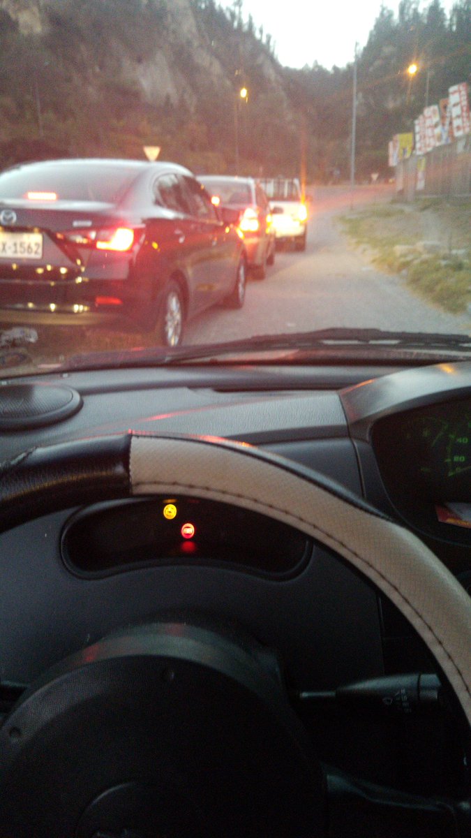 #AMTRespetoVial parados exactamente 15 minutos viniendo de cumbayá para salir a la Simón Bolívar,  le pregunto al agente y dice que por caravana  de estado , como puede ser posible que detenga todo el tránsito con tanta anticipación de tiempo ??? 15 minutos señores.