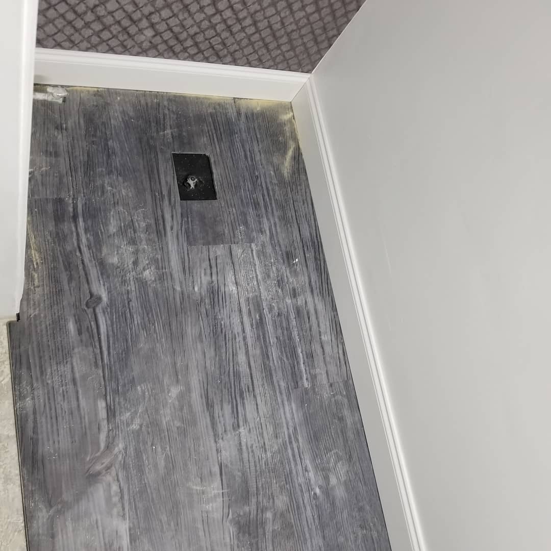 simplyjonez's tweet photo. ooouuu I did dat lmao #callamedic #homemakeover #homerenovation #renovation #diy #diyhomeprojects #flooring #ryobi #ryobitools https://t.co/HGrrkP9Ryc