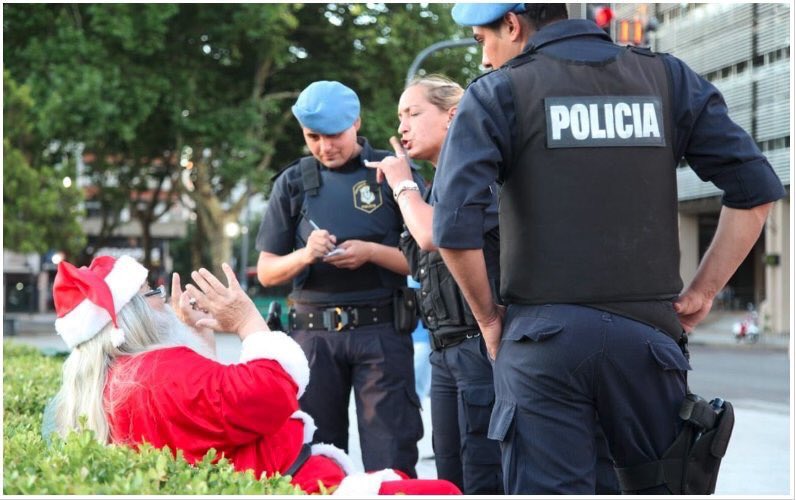 nandotocho's tweet photo. La ciudad de #LaPlata es aquella en donde la Pantera Rosa te hace un piquete, Darth Vader corta la calle y protesta contra Edelap, arrestan a Papá Noel y homenajean a Batman por su solidaridad. Acá se aburre el que quiere. https://t.co/O0cmCTgfgN