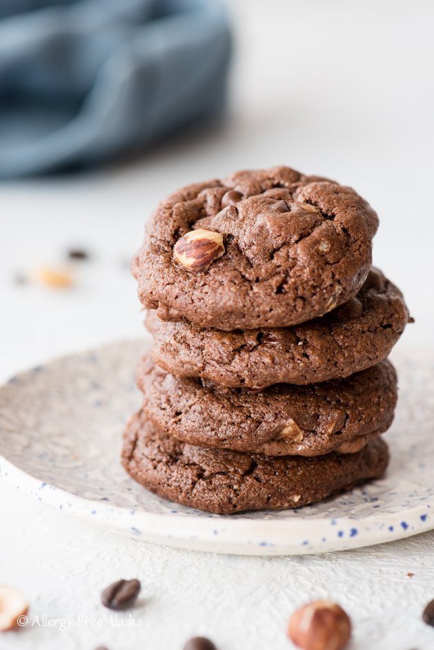 These irresistible Gluten Free Mocha Hazelnut Cookies will quickly become your new favorite! Filled with the flavors of chocolate, coffee, and toasted hazelnuts, you will have a hard time practicing self control! #cookies #glutenfree #chocolate #hazelnuts
bit.ly/2N80W7l