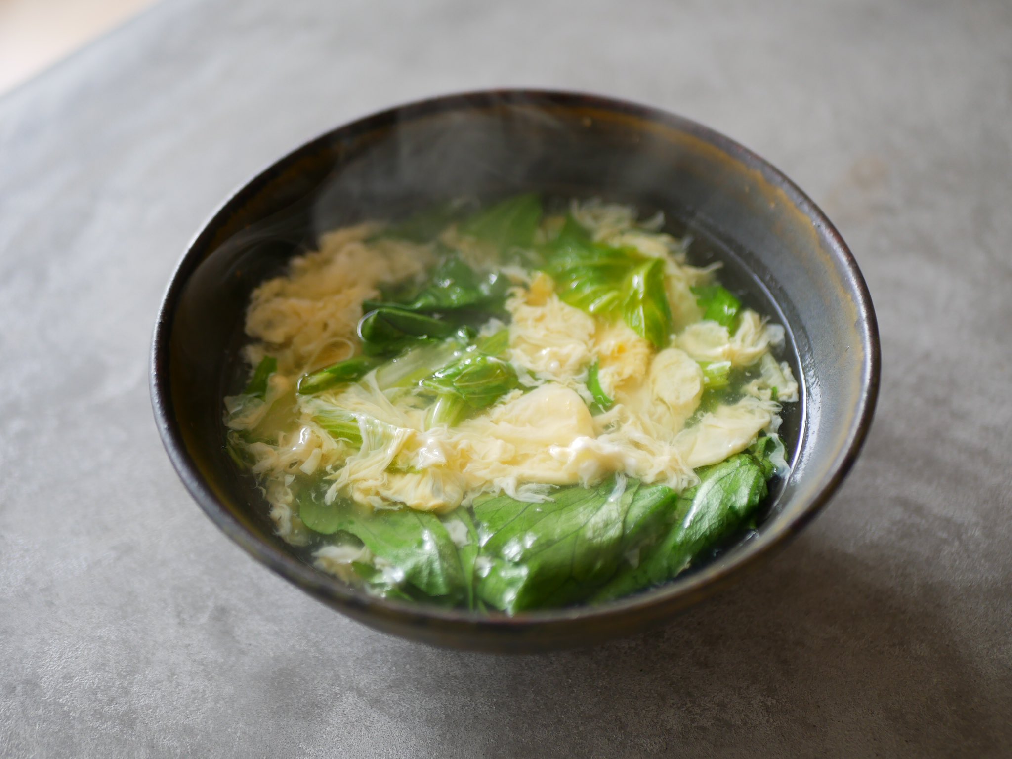 有賀 薫 レタスとセロリ 卵のスープ うちの定番 レタスと卵のスープに セロリの葉をほんの少し混ぜてみました レタスの外葉も セロリの葉もサラダでは使いにくいけれど スープならおいしく食べられます 鶏ブイヨンに塩味 片栗粉でとろみをつけて 卵