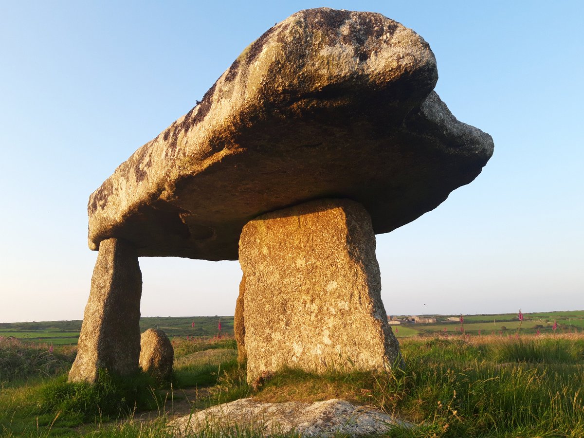 Lanyon Quoit, probably our most dramatic dolmen. Much altered as it was put back up differently after a 19thc storm. c.4-5000 yrs old. Capstone weighs over 14 tons.A wonderful spot - I had it to myself for half an hour last night as the sun went down.  #PrehistoryOfPenwith