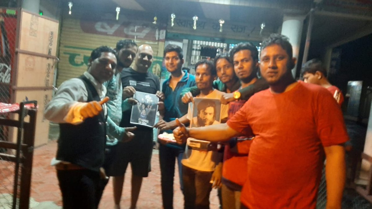 TeamSRKWarriors's tweet photo. The celebrations are still going on for #27GoldenYearsOfSRK &amp; SRK Warriors from *Kannad* gathered yesterday &amp; celebrated in King's Style! 🔥 https://t.co/JUKQcMRk8I