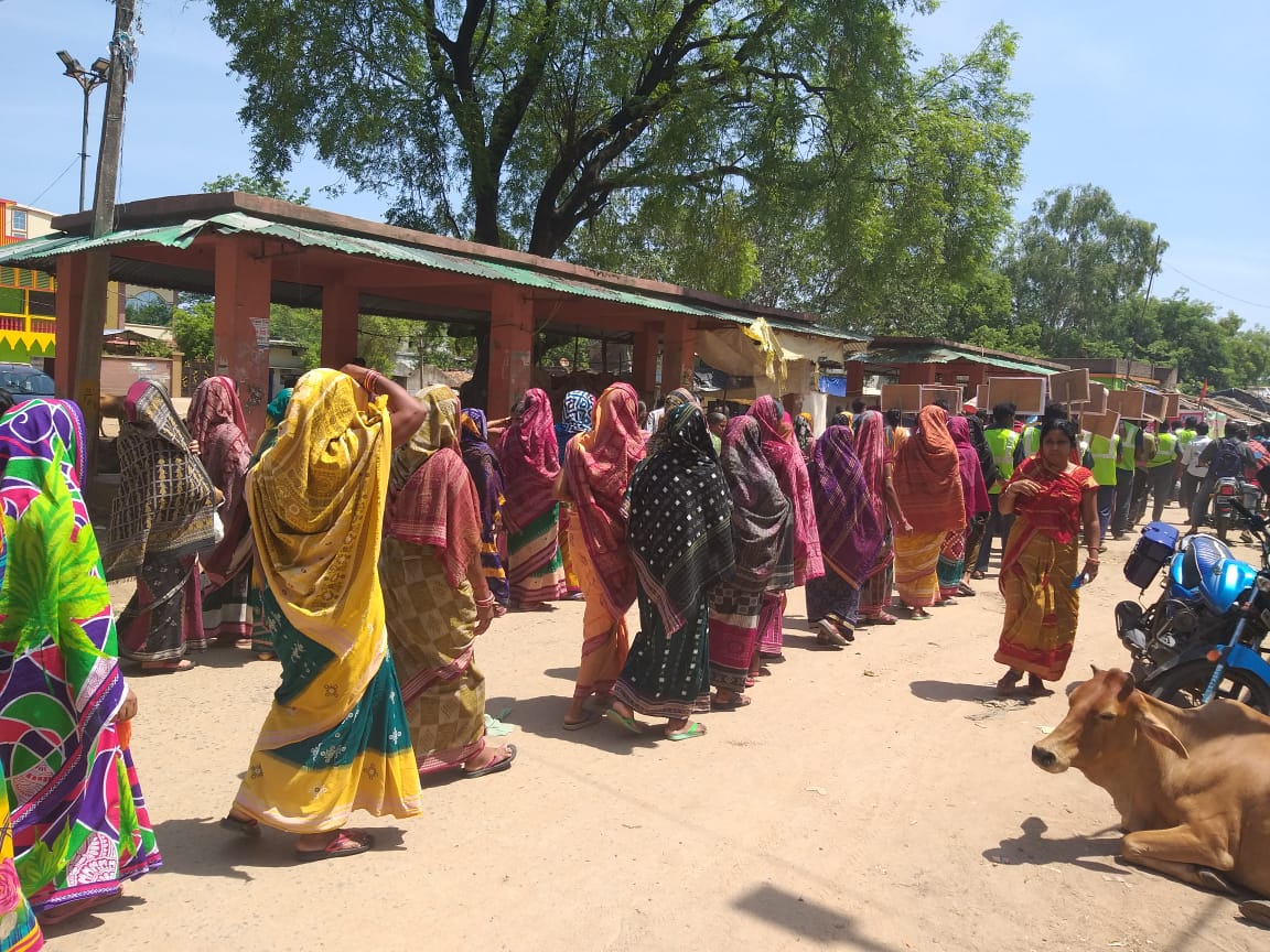 ବିଜୁ ଯୁବ ବାହିନୀ ପକ୍ଷରୁ ସୁବର୍ଣ୍ଣପୁର ଜିଲ୍ଲା ତରଭା ଏନଏସି ଅଞ୍ଚଳରେ ପରିବେଶ ଉପରେ ପଲିଥିନର କୁପ୍ରଭାବ ସମ୍ପର୍କରେ ଜନସଚେତନତା ସୃଷ୍ଟି କରିବା ଉଦ୍ଦେଶ୍ୟରେ ଏକ ପଦଯାତ୍ରା ଆୟୋଜନ କରାଯାଇଛି। ଆମ ସ୍ଵେଚ୍ଛାସେବୀ ପ୍ଲାଷ୍ଟିକ ମୁକ୍ତ ଏକ ସୁସ୍ଥ ସମାଜ ଗଠନ ପାଇଁ ନିରନ୍ତର କାର୍ଯ୍ୟ କରୁଛନ୍ତି। #SwachhOdishaSwasthOdisha #BYV
