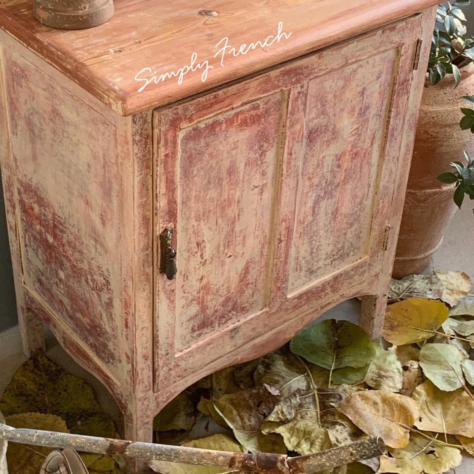 PaintBungalow's tweet image. Sharing a post from Nan in South Africa, pretty.

We are in the middle of winter here in South Africa so I used some warm colours and had a happy day painting to my own liking 🌿💚🌿
Used #PrimerRed and #OldOchre 
#AnnieSloan #ChalkPaint #DIY #PaintedFurniture