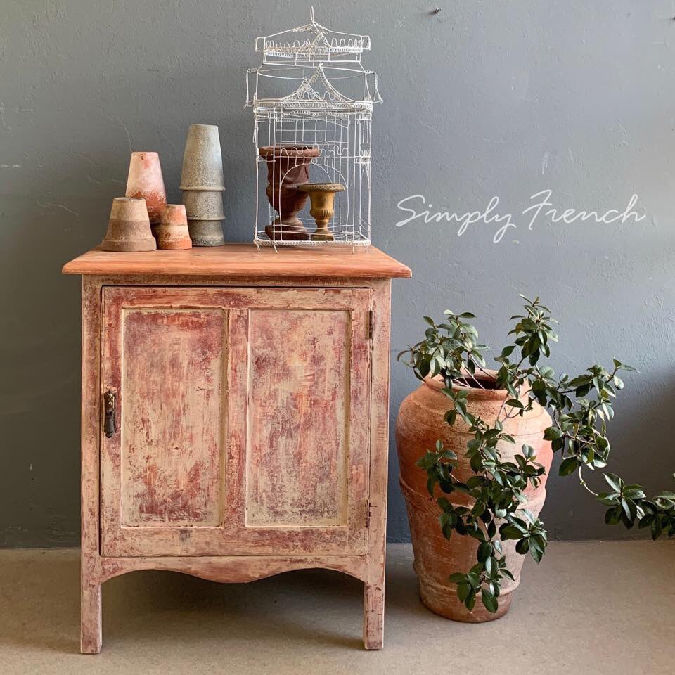 PaintBungalow's tweet image. Sharing a post from Nan in South Africa, pretty.

We are in the middle of winter here in South Africa so I used some warm colours and had a happy day painting to my own liking 🌿💚🌿
Used #PrimerRed and #OldOchre 
#AnnieSloan #ChalkPaint #DIY #PaintedFurniture