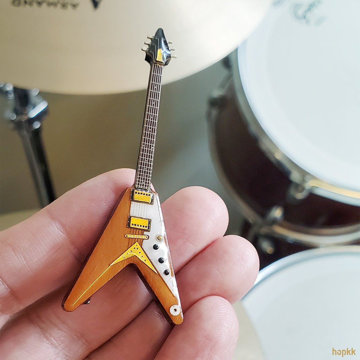 giftboox's tweet photo. Miniature band room scene + guitar pin - handmade by #hopkk
➤ https://t.co/2beQPYzJrH

#craft #crafts #miniature #accessories #music #guitar #band #rockguitar #guitarlovers #musiclover  #musiclovers #rock #men #electricguitar #art #pin #decor #men #handmade https://t.co/95eDOjd4yt