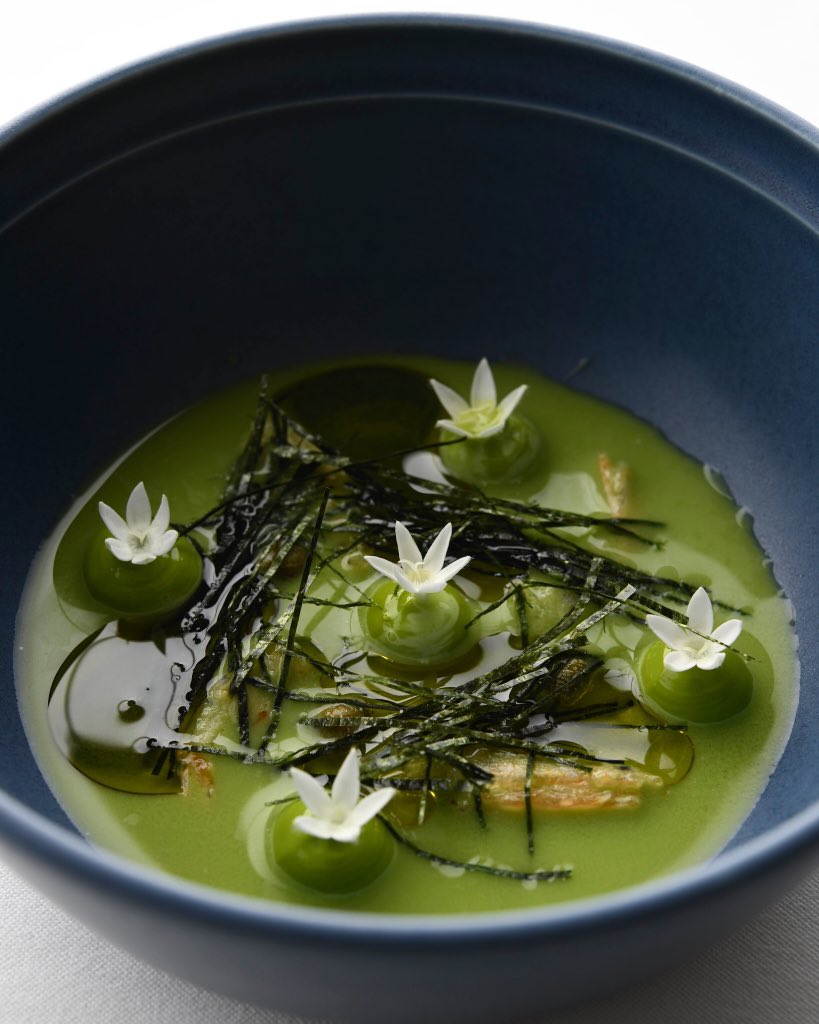 Pacomoraleschef's tweet photo. {Gamba 🦐 frita, alga nori, alcaparras, mahonesa de albaqdunis sopa de pepino}
#noortravelsjapan #noorrestaurant #cookjapanproject #andalusistyle https://t.co/nzbjY1fRnN