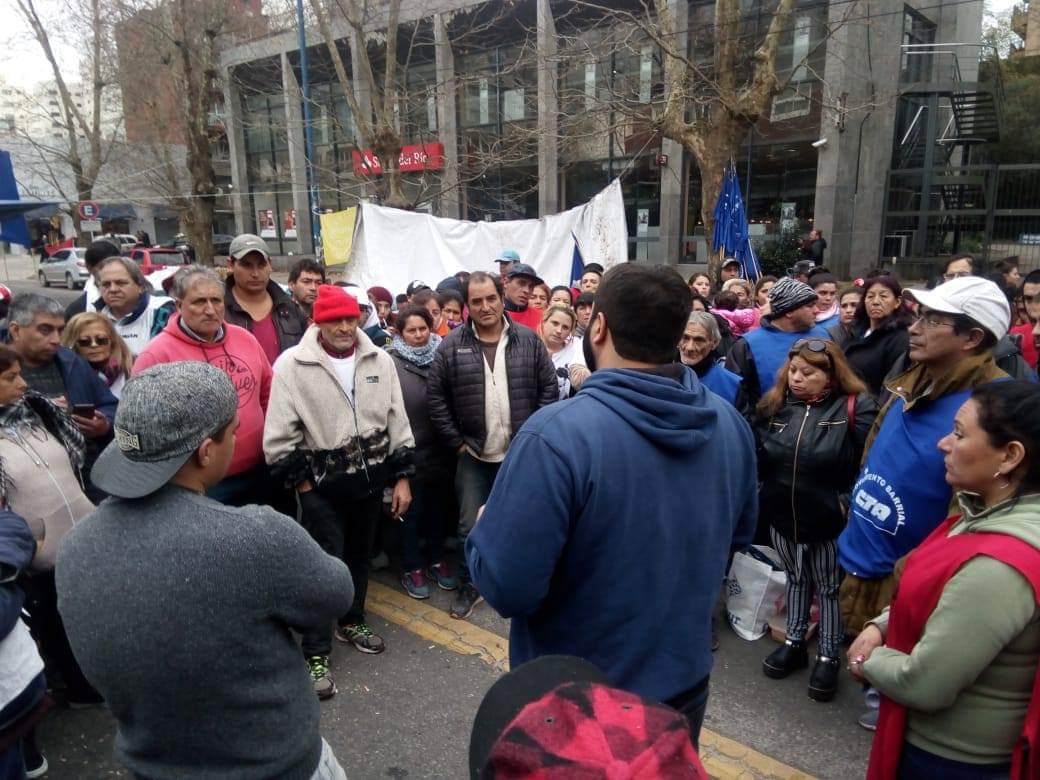 El Frente barrial de la CTA está llevando adelante una protesta en Mar del Plata reclamado la emergencia alimentaria.
Cada noche se quedan entre 300 a 400 compañeros/as/es a dormir. Con hambre, con mucho frío y mucha dignidad!
Esta es la Argentina que nos dejan Macri y Vidal!
