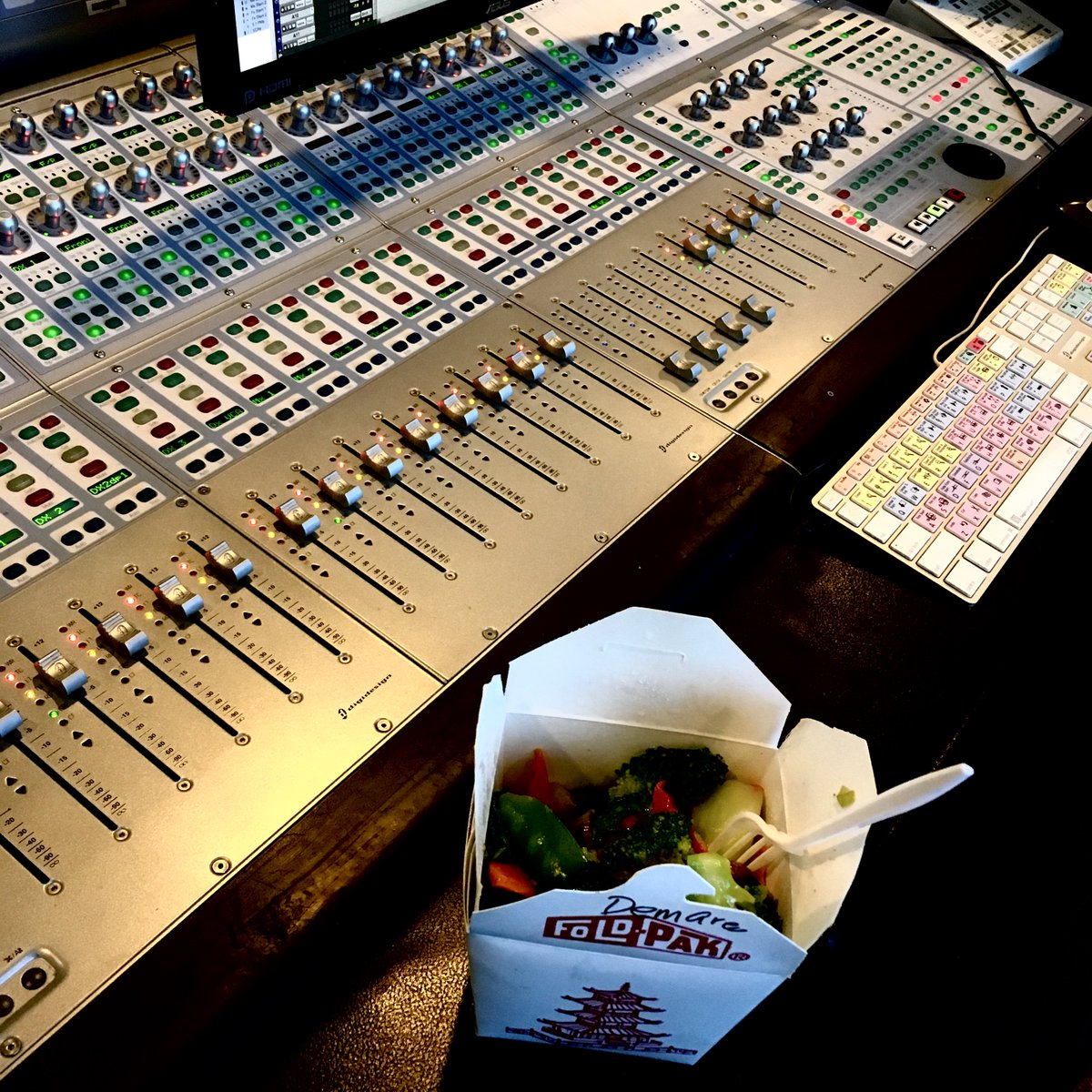 Cuz...Vegetables!

#mixingsession #mix #vegetables #dcommand #avid #protools #trailers #studiolife #chinesefood #studiofood  #cafeaudio