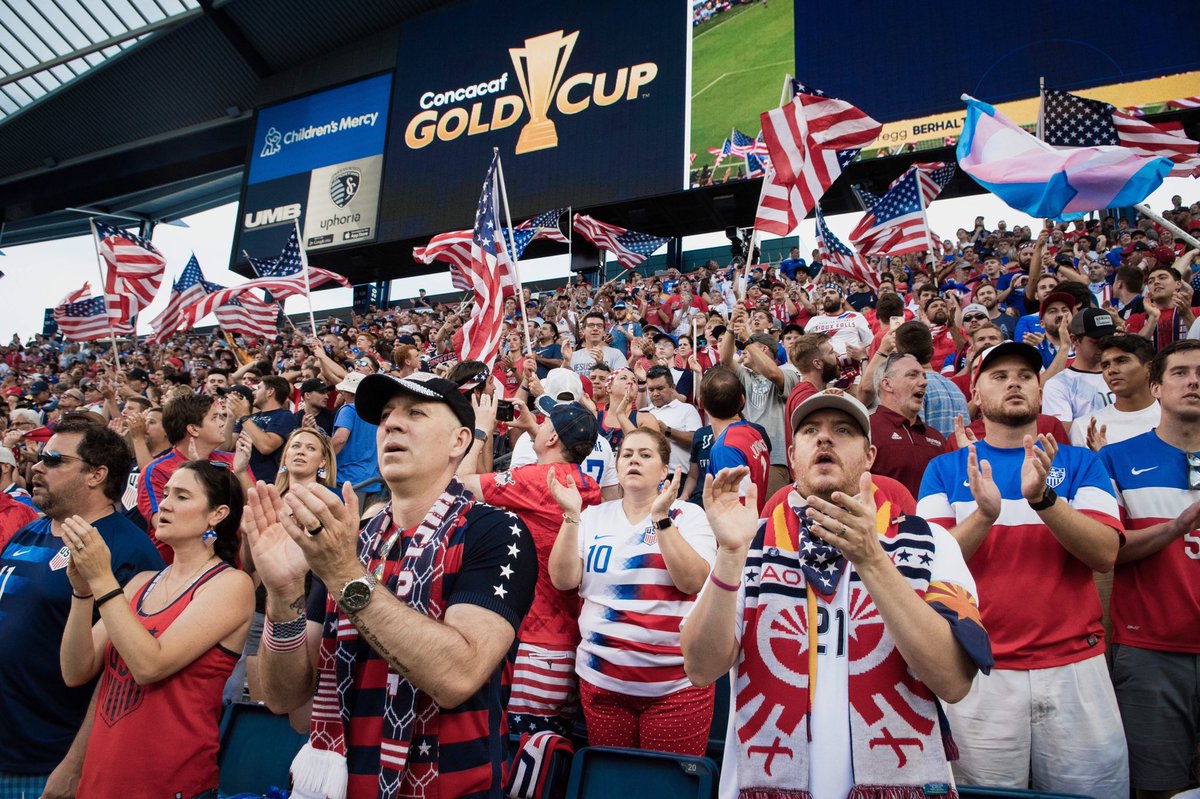 SportingKC's tweet photo. American Football 🇺🇸⚽️🏈 #GoldCup2019 

@PatrickMahomes @GehrigDieter https://t.co/YiI0GOjaFo