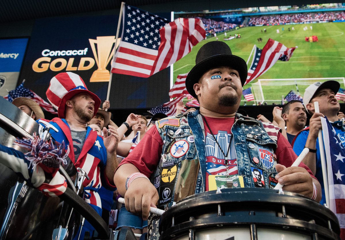 SportingKC's tweet photo. American Football 🇺🇸⚽️🏈 #GoldCup2019 

@PatrickMahomes @GehrigDieter https://t.co/YiI0GOjaFo