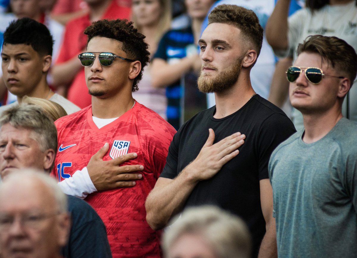 SportingKC's tweet photo. American Football 🇺🇸⚽️🏈 #GoldCup2019 

@PatrickMahomes @GehrigDieter https://t.co/YiI0GOjaFo