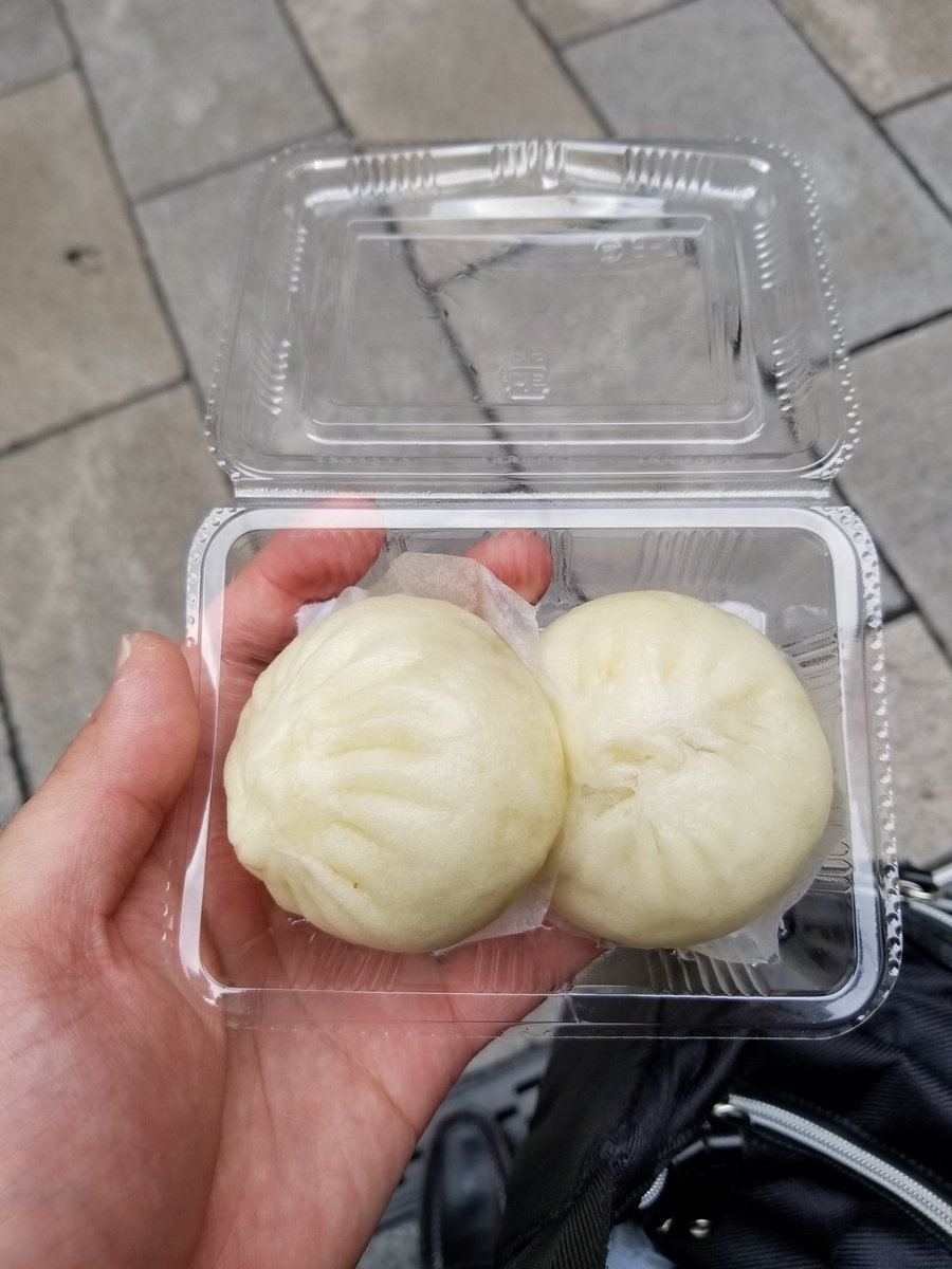 Yuki Yoshino 英国紳士ヨシノ いやはや 一年ぶりに横浜中華街へ 中華街といったら 皇朝 の世界 チャンピオンの肉まん 私の定番 ああ 美味しかった また 行こう 皇朝さん ありがとうございました 横浜中華街 皇朝 世界チャンピオン