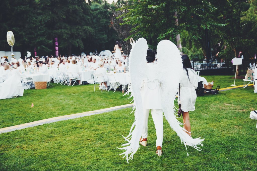 DinerenBlancVan's tweet photo. Spotted: A real life #DEBVan angel at last year's event! https://t.co/0b1HxNFm6h