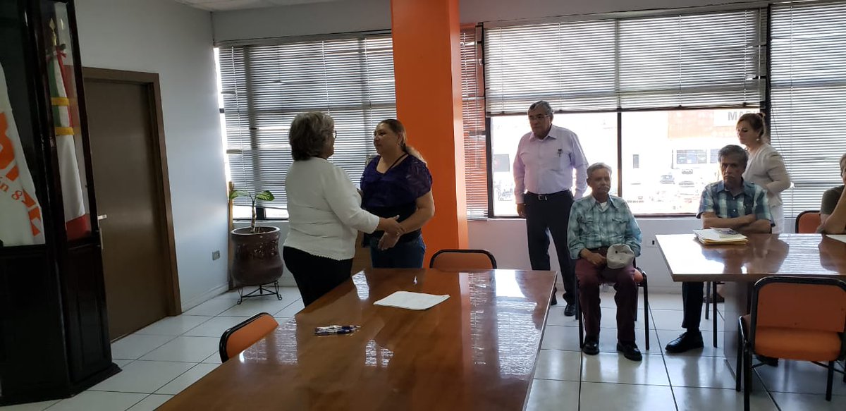 SNTE8's tweet photo. #FelizMiércoles| 👉Entrega  del beneficio Gasto Funerario a compañer@s jubilados y pensionados, que tuvieron alguna situación familiar acreedores a este seguro. Más Unidos Más Fuertes. 
#SNTE #ForoSNTE #SNTEunoAuno
 #PalabraDeMaestro https://t.co/TBLrAMGtGr