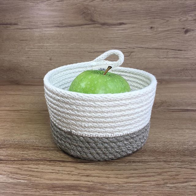 WildCarrotWoven's tweet photo. 86/100
Hereβs the little guy... #simplicity
.
.
.
.
.
#baskets #storagebasket #smallbasket #storeyourstuff #greenapple #naturalfibers #handmade #modernbasketry #ropebasket #ctmade #wildcarrotbasket #the100dayproject #100daysofwildcarrotbaskets https://t.co/tZMpF4LwId https://t.co/tvbe2pZXqv