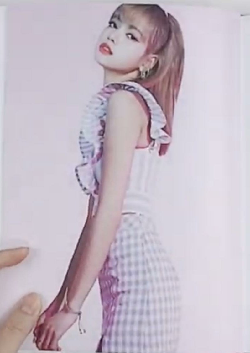 Chanok_45's tweet photo. รูปไม่ชัดแต่คว���มสวยชัดมากเลยแม่มึงเอ้ยยยย #BLACKPINK #LalisaManoban @ygofficialblink https://t.co/3tRQcOMBm7