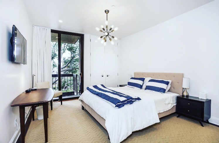 laurimstudio's tweet image. Inspiration for a large contemporary guest room with dark wood tones and a crisp, open layout. #McCartyCondo #LauriMorrisonStudio

#architecture #bedsidetable #lamp #upholsteredheadboard #highceilings #nightstand #sputnikchandelier #tuftedheadboard #wallmountedtv #bedroomgoals