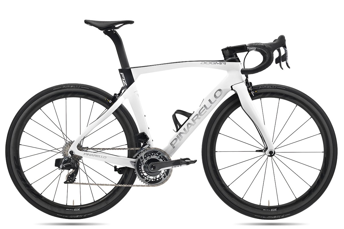 PINARELLO_JAPAN's tweet photo. 新生DOGMA F12 & F12 DISKの多彩なカラーラインナップ。
レース機材でありながら、���しい。
OSIUM WHITE(オシウムホワイト)の艶やかな白は、DOGMA F12の有機的なディティールを最も美しく魅せるカラーの一つであることに疑いの余地はありません。
#PINARELLO
#F12COLOR https://t.co/moBZzjJCif
