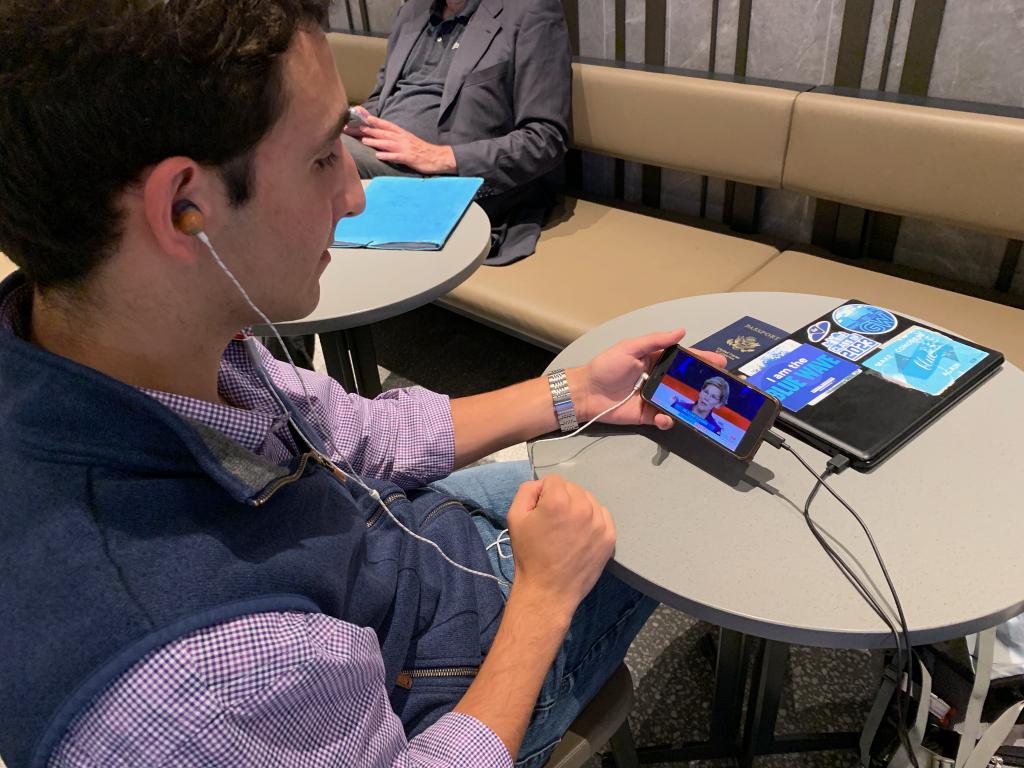 matthewallenma's tweet photo. Even at a train station in Nanjing, China, priorities are priorities. Gotta watch @ewarren crush it in the first debate. #IveGotAPlanForThat #Warren2020 https://t.co/l60KwBw86Y