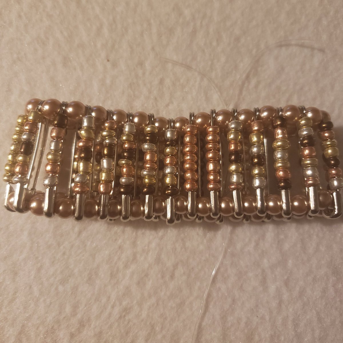 #safetypin #safetypinjewelry #bead #bracelet #seedbeads #stretchjewelry #stretchbracelet #jewelry #beadstringing #beadjewelry