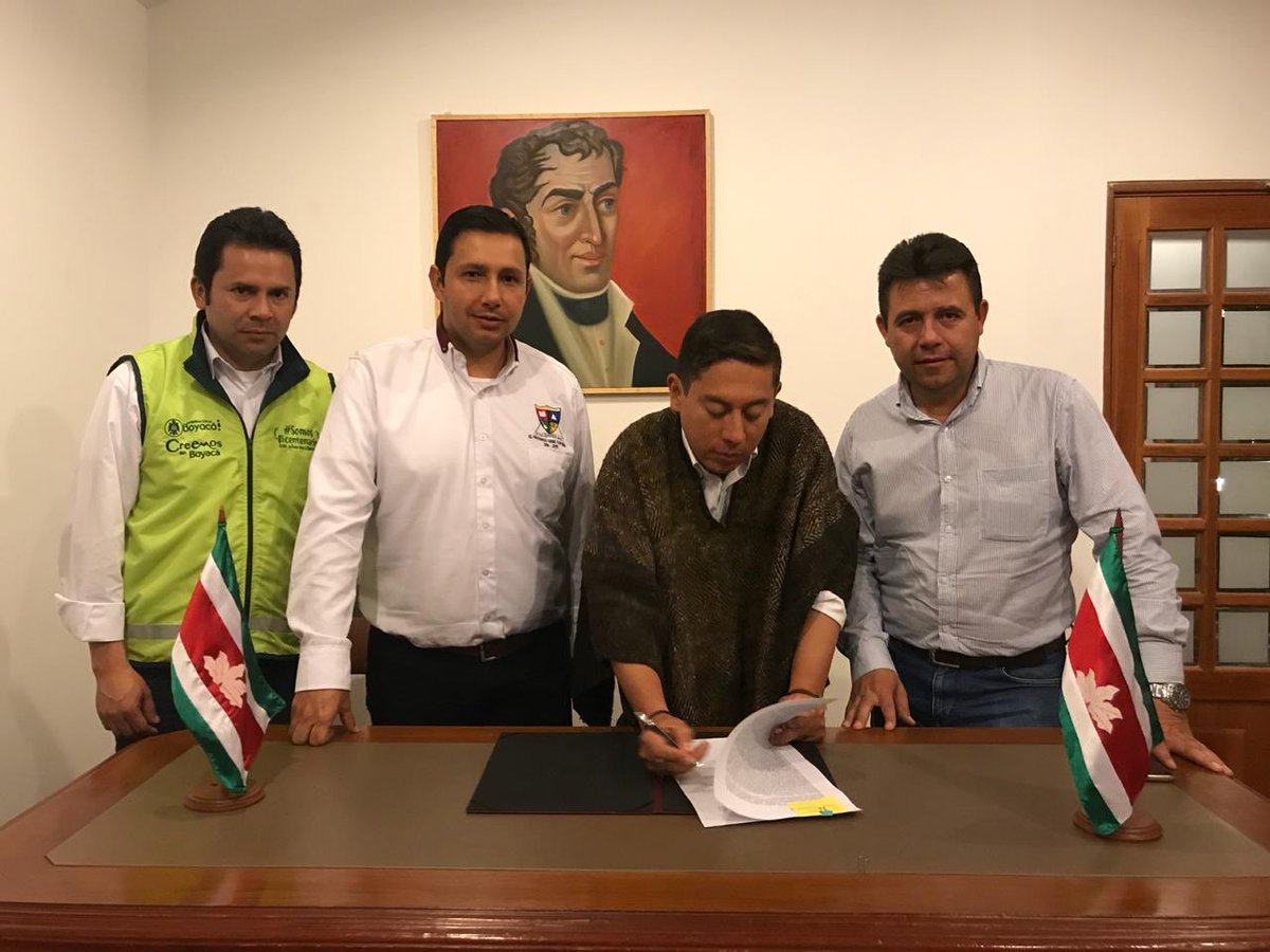 GobBoyaca's tweet photo. ¡Continuamos trabajando por la seguridad de esta tierra!

#Ahora, el gobernador @CarlosAmayaR firma convenios para la construcción de las estaciones de Policía @MPIOSUTATENZA y Tinjacá. Proyecto cuenta con cofinanciación de @GobBoyaca y el apoyo de @MinInterior. https://t.co/ZD9EjzihLg