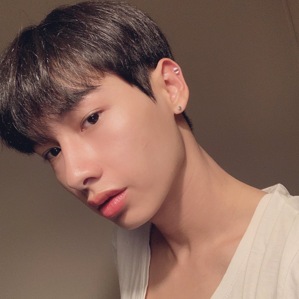 офф джумпол адулкитипон и ган аттапхан пунсават. ган аттхапхан пунсоваат. ган аттапхан пунсават. актёр ган аттапхан. аттафан пунсават.