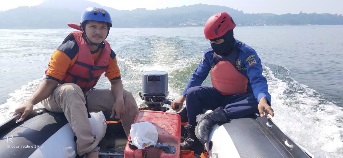 SAR0914's tweet photo. Operasi Pencarian dan Pertolongan an. Muhamad Rizki Harsmarul Faroh (4 th). Lokasi Waduk Juanda Jatiluhur. Korban di duga tenggelam di Danau sekitar 16.30 Rabu, 26 Juni 2019. Upaya yang dilakukan oleh Tim SAR melakukan penyisiran di sekitar lokasi dan akan di upayakan penyelaman. https://t.co/BtaEc0FRQY